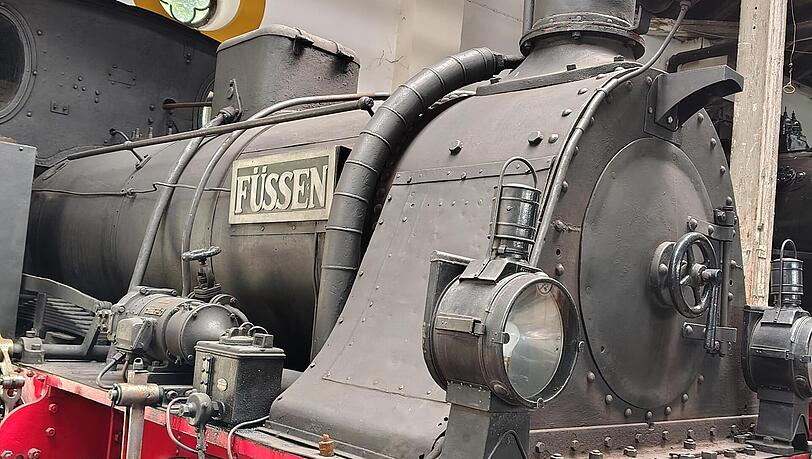 Ihren 137. Geburtstag feiert die "Dampflok 7 Füssen". Bei Bedarf steht die von der Münchener Firma Krauss & Cie gebaute Lok immer noch unter Dampf. Ihren 137. Geburtstag feiert die "Dampflok 7 Füssen". Bei Bedarf steht die von der Münchener Firma Krauss & Cie gebaute Lok immer noch unter Dampf.