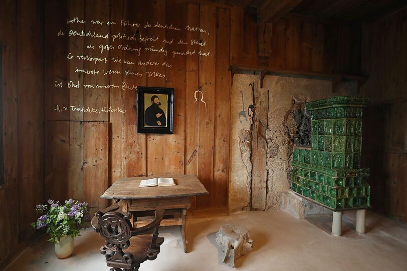Denn damals übersetzte Martin Luther einen Teil des Neuen Testaments vom Lateinischen ins Deutsche - in der Wartburg! Die sogenannte "Lutherstube" steht heute noch Besuchern offen. Auch die heilige Elisabeth von Thüringen ist eng verbunden mit der Wartburg. So auch Goethe, der die Wartburg oft aufsuchte und sie in einer bekannten Zeichnung verewigte. Denn damals übersetzte Martin Luther einen Teil des Neuen Testaments vom Lateinischen ins Deutsche - in der Wartburg! Die sogenannte "Lutherstube" steht heute noch Besuchern offen. Auch die heilige Elisabeth von Thüringen ist eng verbunden mit der Wartburg. So auch Goethe, der die Wartburg oft aufsuchte und sie in einer bekannten Zeichnung verewigte.