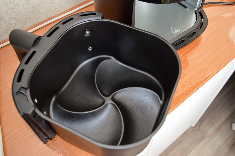 Airfryer gelten als praktische Alltagshelfer und lassen sich vielseitig einsetzen. Damit sich die Anschaffung langfristig lohnt, sind eine regelm&auml;&szlig;ige Pflege und schonende Nutzung allerdings entscheidend. Werden Fettreste zu selten entfernt oder Teile falsch gereinigt, kann das die Lebensdauer deutlich verk&uuml;rzen. Bei guter Pflege hingegen halten die Ger&auml;te problemlos &uuml;ber viele Jahre hinweg.