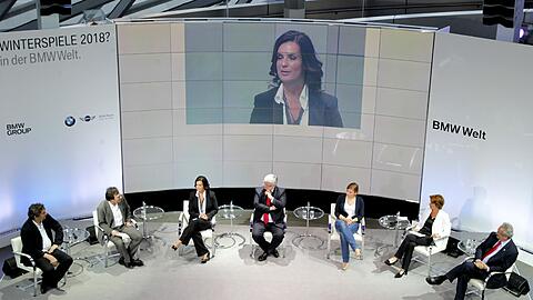 Das Podium: von links Christian Stückl, AZ-Chefredakteur und Moderator Arno Makowsky, Katarina Witt, Joschka Fischer, Katharina Schulze (Grüne), Ko-Moderatorin Ursula Heller, OB Christian Ude.