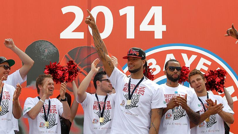 Die Basketballer des FC Bayern München feiern vor dem Audi Dome ihren Meistertitel. Die Basketballer des FC Bayern München feiern vor dem Audi Dome ihren Meistertitel.