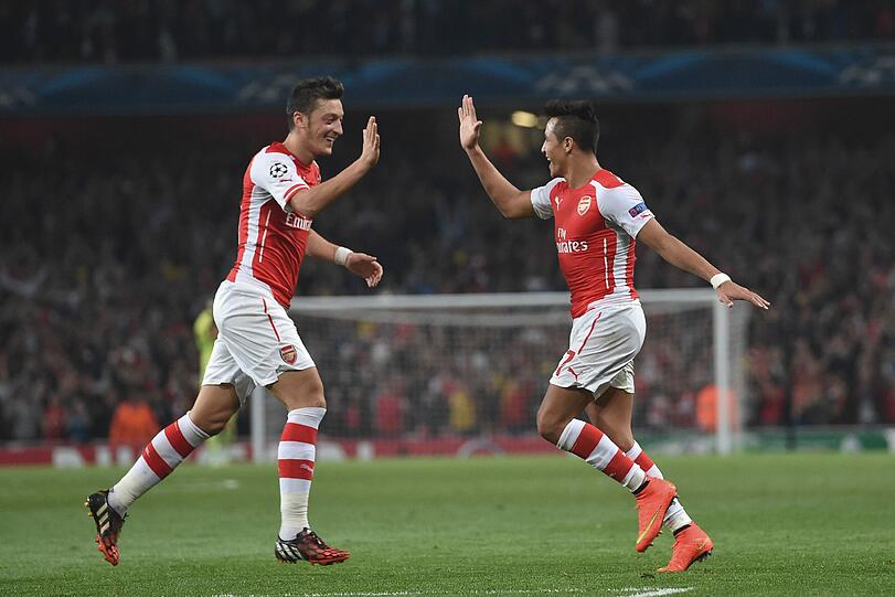Souveräne Vorstellung: Arsenals Alexis Sanchez und Mesut Ozil klatschen nach Sanchez' Tor gegen Galatasary ab.