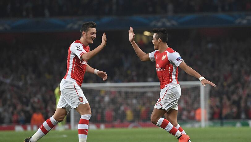 Souveräne Vorstellung: Arsenals Alexis Sanchez und Mesut Ozil klatschen nach Sanchez' Tor gegen Galatasary ab. Souveräne Vorstellung: Arsenals Alexis Sanchez und Mesut Ozil klatschen nach Sanchez' Tor gegen Galatasary ab.