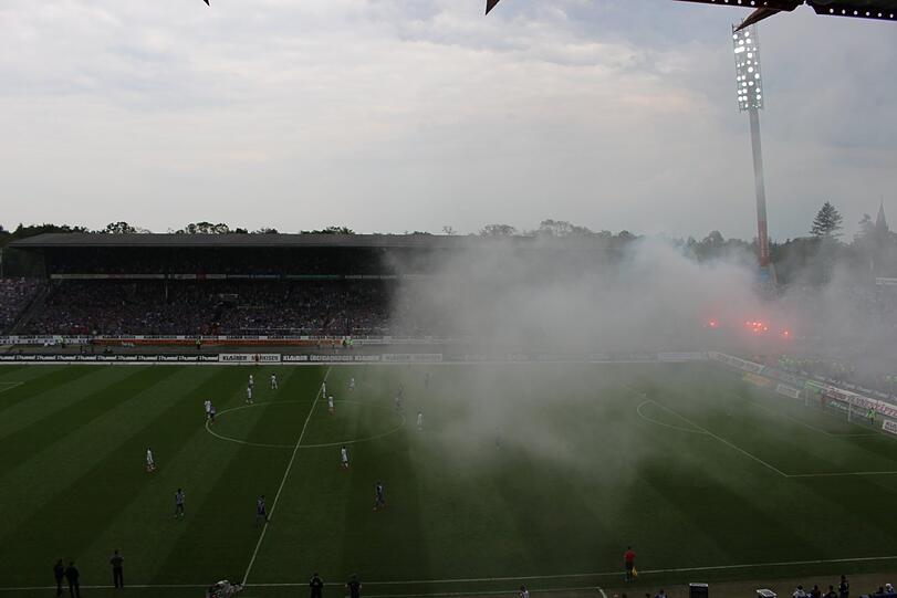Die Bilder von der Pyro-Show der Löwen-Fans in Karlsruhe