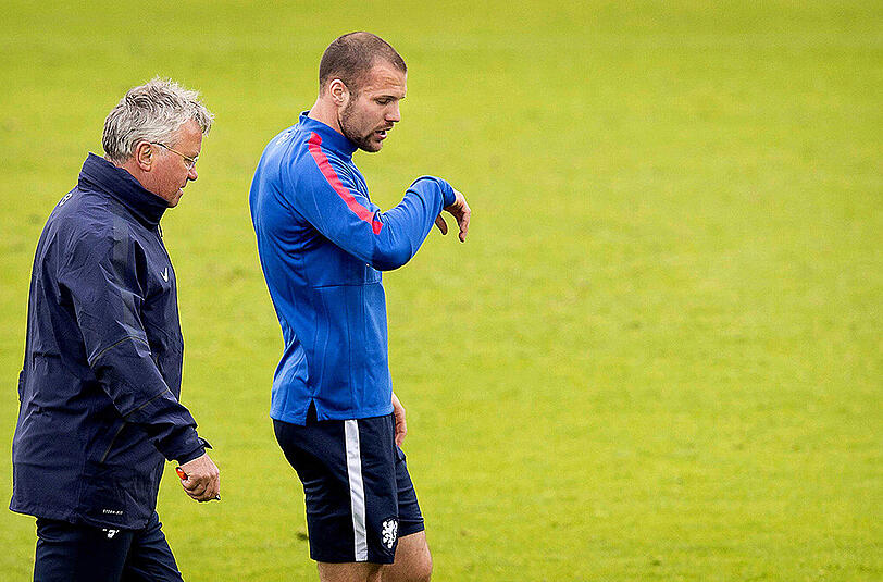 Ron Vlaar (hier bei einer Trainingeinheit mit der niederländischen Nationalmannschaft) spielte zuletzt für Aston Villa. Marktwert: 6 Mio. €