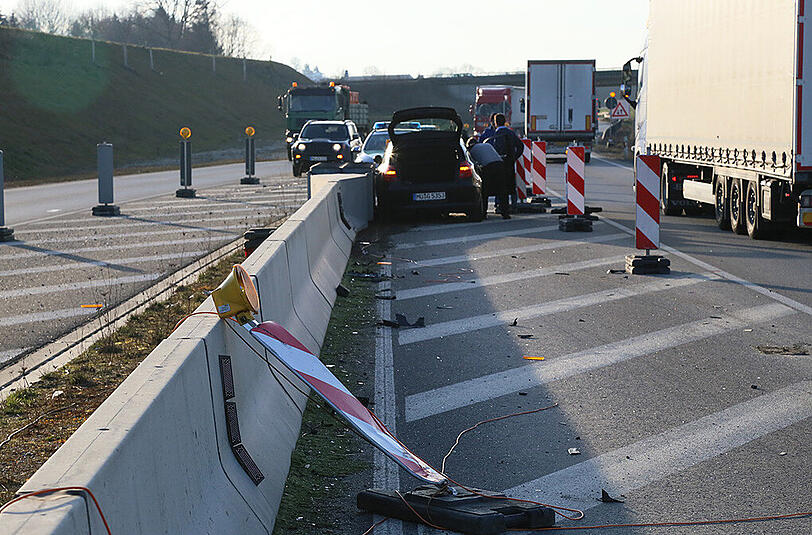 Unfall auf der A 94 bei Heldenstein: Ein Autofahrer fuhr mehrere Warnbarnken um und landete anschließend in einem Fahrbahnteiler. Zuvor wurde er wohl von der Sonne geblendet.