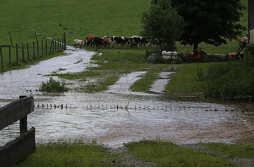Keller auspumpen und dem Hochwasser Herr werden &ndash; am Sonntagnachmittag war die Feuerwehr in Kirchdorf bei Haag im Einsatz. Die Bilder.