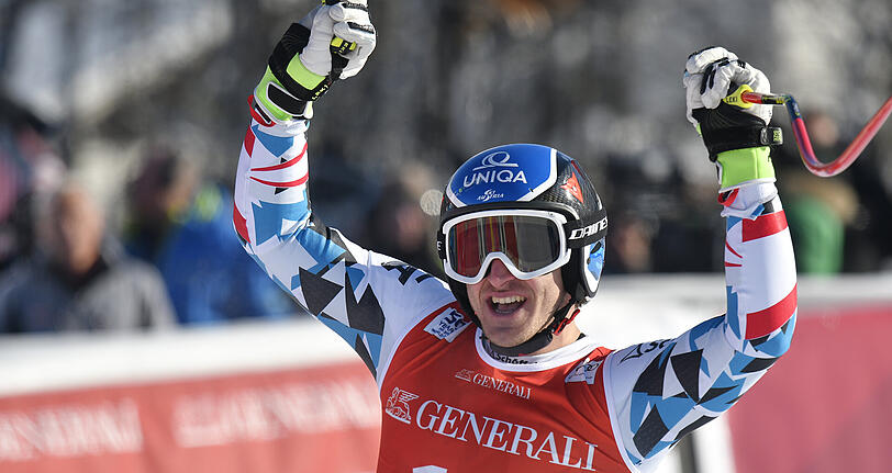 Matthias Meyer jubelt nach seiner Fahrt im Super-G von Kitzbühel.