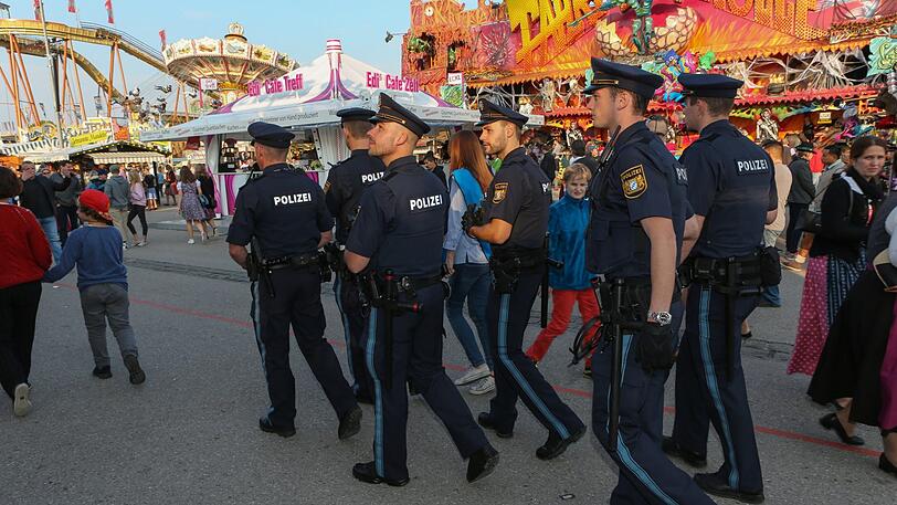 Die AZ hat die Polizisten der Wiesnwache für einen Tag begleitet: Wegerklärungen, "Kotzhügel"-Besuche, Festnahmen und einiges mehr - klicken Sie sich durch die Bilderstrecke.