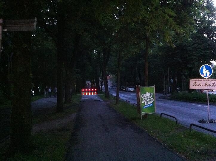 Auto-Sperre am "Isarboulevard": Hier war am Wochenende Platz für weiße Kunst, und für die Fußgänger.
