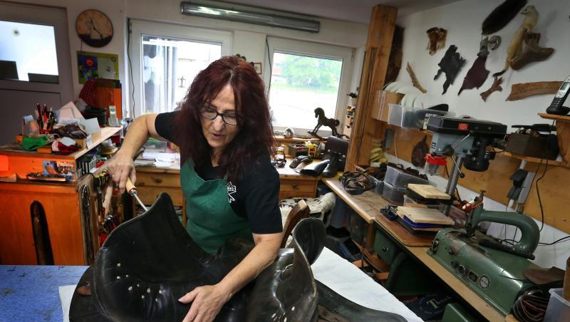 Marlies Bek stopft in ihrer Werkstatt einen Ledersattel mit Füllmaterial. Foto: Karl-Josef Hildenbrand/dpa/Archivbild Marlies Bek stopft in ihrer Werkstatt einen Ledersattel mit Füllmaterial. Foto: Karl-Josef Hildenbrand/dpa/Archivbild