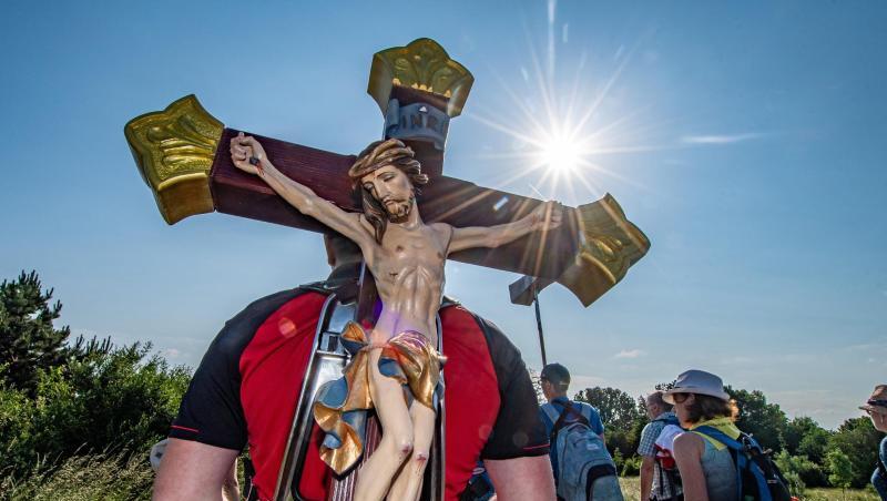 Ein Pilger trägt während der größten Fußwallfahrt Deutschlands ein Holzkreuz. Foto: Armin Weigel Ein Pilger trägt während der größten Fußwallfahrt Deutschlands ein Holzkreuz. Foto: Armin Weigel