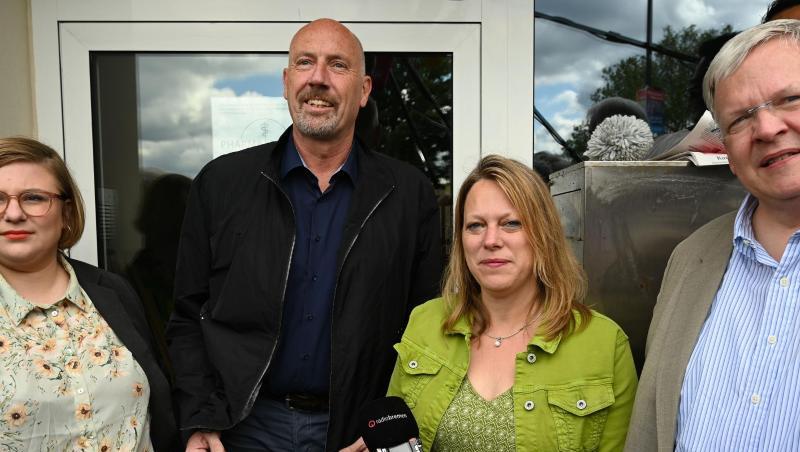 Die Grünen Alexandra Werwath (l)und Maike Schaefer treffen sich mit den CDU-Männern Carsten Meyer-Heder (2.v.l) und Jens Eckhoff. Die Grünen Alexandra Werwath (l)und Maike Schaefer treffen sich mit den CDU-Männern Carsten Meyer-Heder (2.v.l) und Jens Eckhoff.