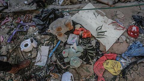 Ein Palästinenser steht mitten in Schutt und Trümmern in einem Wohngebiet in Gaza-Stadt, das bei israelischen Luftangriffen getroffen wurde.