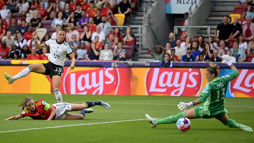 Der Dosenöffner: Klara Bühl (hinten) erzielt das frühe 1:0.
