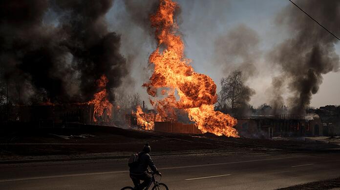 Feuer und dichter Rauch nach einem russischen Angriff in Charkiw.