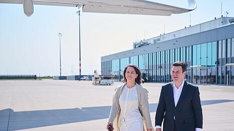 Annalena Baerbock und Hubertus Heil beginnen ihre gemeinsame Reise nach Brasilien.
