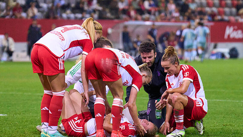 Mittelfeldspielerin Sydney Lohmann wurde mehrere Minuten auf dem Platz behandelt. Mittelfeldspielerin Sydney Lohmann wurde mehrere Minuten auf dem Platz behandelt.