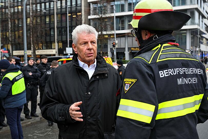 Oberbürgermeister Dieter Reiter (SPD) im Gespräch mit der Feuerwehr.