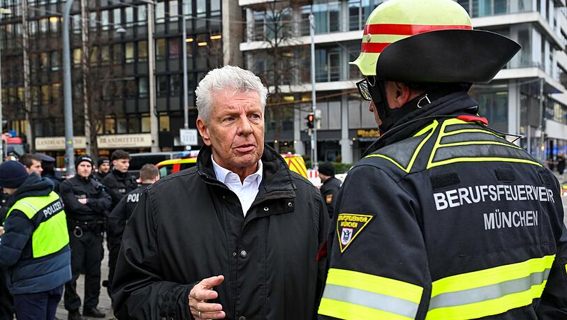 Oberbürgermeister Dieter Reiter (SPD) im Gespräch mit der Feuerwehr.