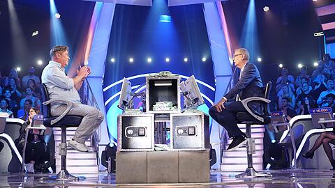Sascha Korf muss bei Günther Jauch eine Frage zum Dart-Sport beantworten.