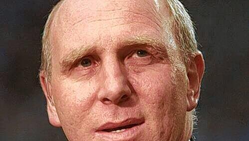 13 Jahre war er Manager in Berlin, nun soll er es in Wolfsburg richten: Dieter Hoeneß. 13 Jahre war er Manager in Berlin, nun soll er es in Wolfsburg richten: Dieter Hoeneß.