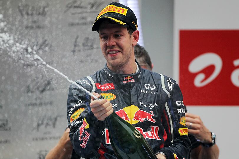 Champagner-Dusche nach dem Sieg in Indien: Sebastian Vettel feiert sein Rennen.