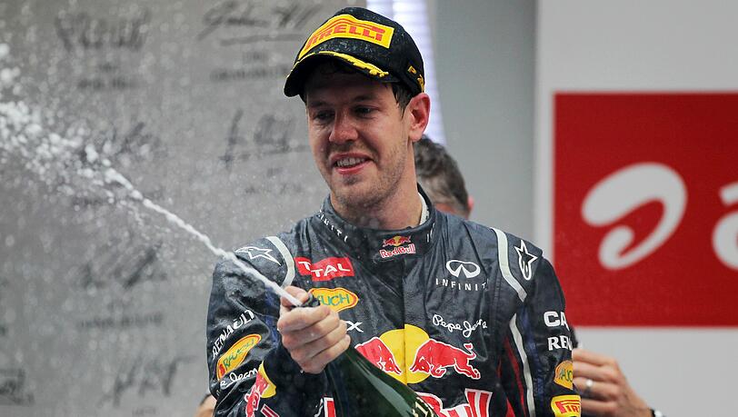 Champagner-Dusche nach dem Sieg in Indien: Sebastian Vettel feiert sein Rennen. Champagner-Dusche nach dem Sieg in Indien: Sebastian Vettel feiert sein Rennen.