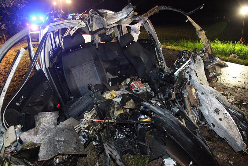 Ein 33-Jähriger ist in Unterreith bei Mühldorf mit seinem Wagen aus einer Kurve geflogen und gegen einen Baum geprallt. Der Fahrer war sofort tot. Am Unfallort wurde eine Bierflasche gefunden, die offenbar aus dem Auto geschleudert worden war. Die Bilder...