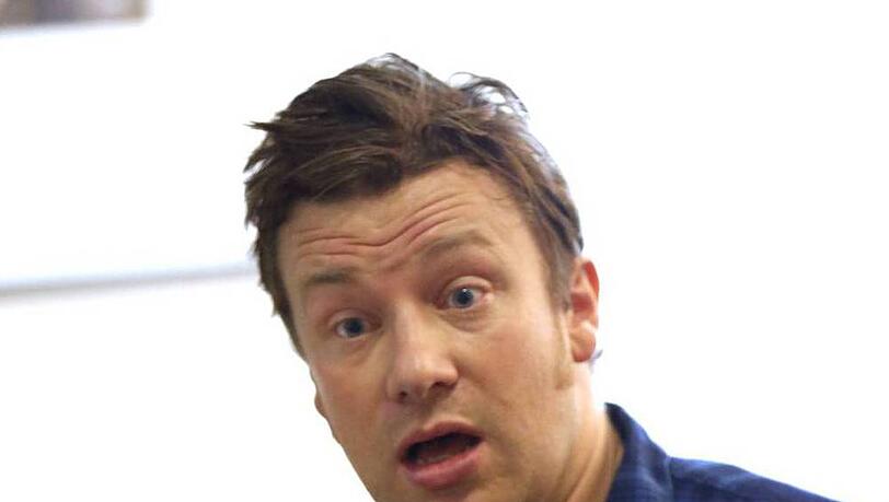 Schaut Star-Koch Jamie Oliver etwa ob des Hygieneskandals so entsetzt? Schaut Star-Koch Jamie Oliver etwa ob des Hygieneskandals so entsetzt?