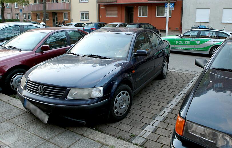 In Nürnberg ist ein Mann vor einem Café in eine Menschengruppe gerast. Die Polizei ermittelt wegen Mordversuchs.