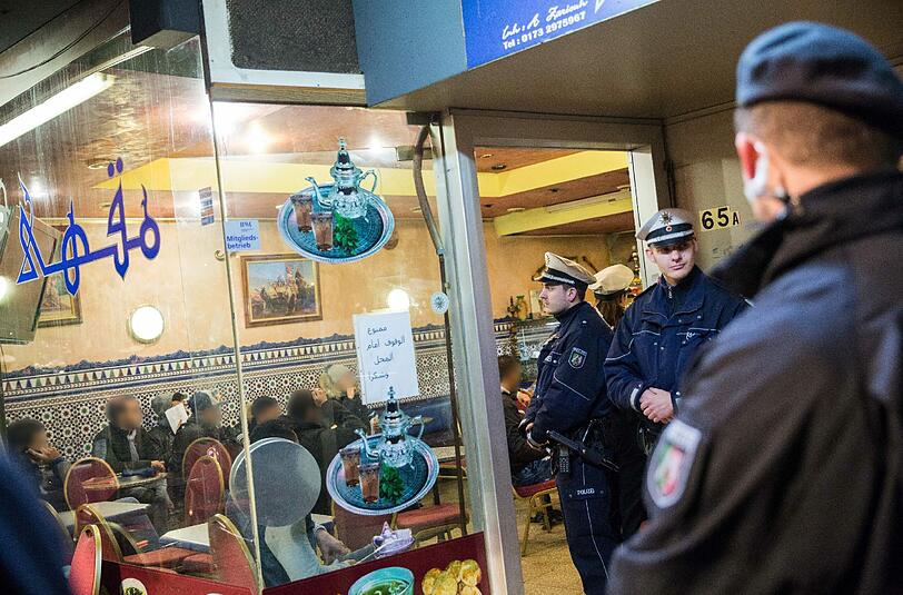 Am Samstagabend haben mehrere Hundert Polizisten im Düsseldorfer Nordafrikaner-Viertel Maghreb mehr als sechs Stunden lang Personen kontrolliert und Räume durchsucht.