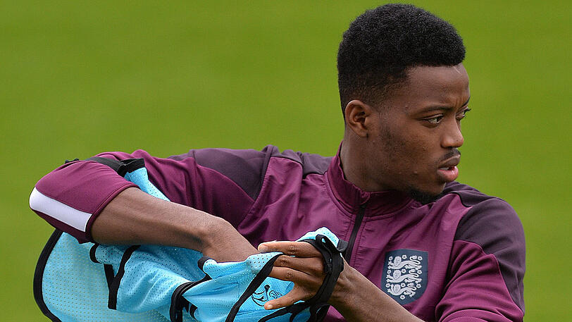 9. NATHANIEL CHALOBAH (22/England/FC Chelsea): Chalobah gelingt in Polen, was bisher keinem deutschen Fußballer gelang - der Mittelfeldspieler nimmt zum dritten Mal an einer U21-EM teil. Mit 17 gehörte der in Sierra Leone geborene Chalobah zum Chelsea-Kader beim Champions-League-Finale gegen Bayern München (4:3 i.E.). Sein Profi-Debüt für die Londoner folgte dennoch erst im September 2016. In Chelseas Meistersaison kam er auf immerhin zehn Einsätze, auch weil Teammanager Antonio Conte große Stücke auf Chalobah hält.