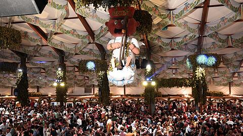Oktoberfest 2019: Blick ins Hofbräuzelt mit der Figur des Engels Aloisius.