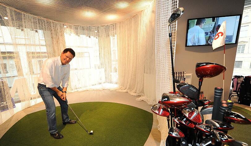 Für Golfer und alle, die es werden wollen: Hier können Kunden Schläger und Bälle ausprobieren und auf ein Netz abschlagen.