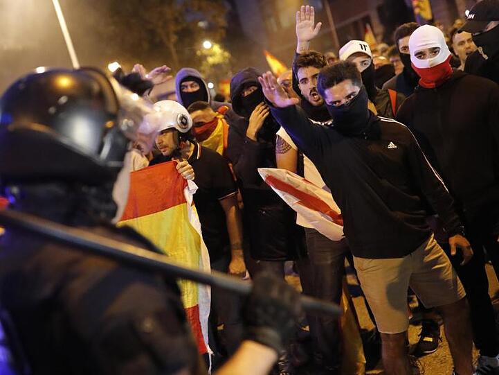 Auch Rechtsextreme, die die spanische Einheit unterstützen, gingen in der Nacht zu Freitag auf die Straße.