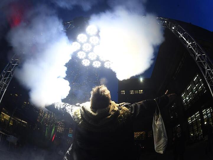 Tobias Manhart steht unter einer künstlerischen Lichtinstallation - einer Lichtdusche gegen den Winterblues. Foto: Felix Hörhager
