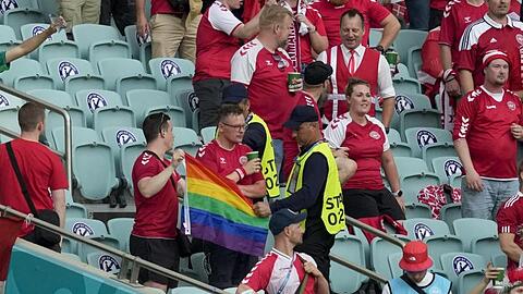 Ordner nehmen zwei Dänemark Fans eine Regenbogen-Fahne ab.