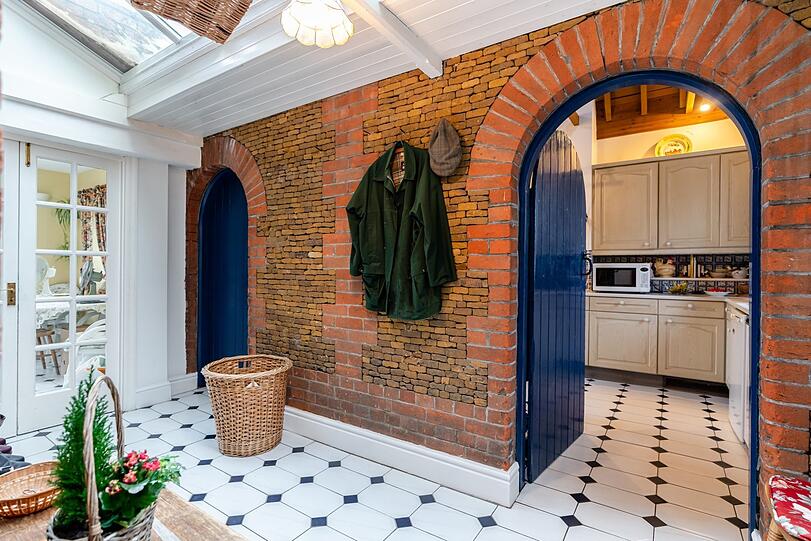Das Haus mit rund 240 Quadratmetern Fläche liegt nur drei Kilometer vom Sandringham-Haus der Queen entfernt.