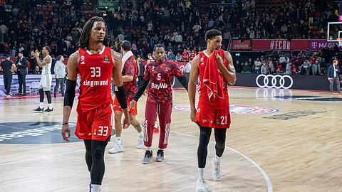 Bedröppelte Bayern nach der Niederlage: Freddie Gillespie (l.), Cassius Winston (M.) und Augustine Rubit.