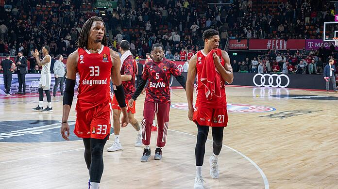 Bedröppelte Bayern nach der Niederlage: Freddie Gillespie (l.), Cassius Winston (M.) und Augustine Rubit.