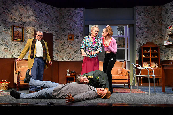 Stefan Preiss, Stephan Bieker, Tom Gerhardt, Irene Schwarz und Franziska Ferrari in "Hausmeister Krause - Du lebst nur zweimal". Stefan Preiss, Stephan Bieker, Tom Gerhardt, Irene Schwarz und Franziska Ferrari in "Hausmeister Krause - Du lebst nur zweimal".