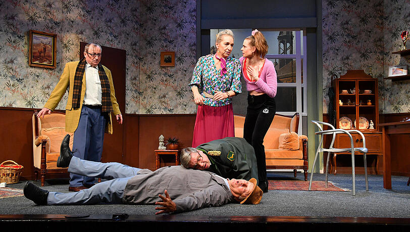 Stefan Preiss, Stephan Bieker, Tom Gerhardt, Irene Schwarz und Franziska Ferrari in "Hausmeister Krause - Du lebst nur zweimal". Stefan Preiss, Stephan Bieker, Tom Gerhardt, Irene Schwarz und Franziska Ferrari in "Hausmeister Krause - Du lebst nur zweimal".