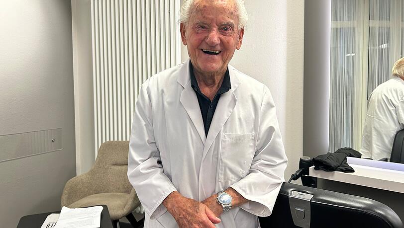 Hermann Schraufstetter aus Niederbayern wird bald 94 Jahre alt und arbeitet immer noch als Friseur. Hermann Schraufstetter aus Niederbayern wird bald 94 Jahre alt und arbeitet immer noch als Friseur.