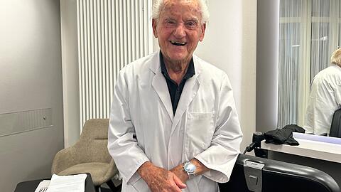 Hermann Schraufstetter aus Niederbayern wird bald 94 Jahre alt und arbeitet immer noch als Friseur.