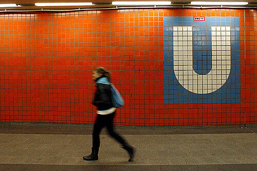 Zur U-Bahn wollte der Radler. Doch er folgte dem Umleitungsschild auf die Autobahn.