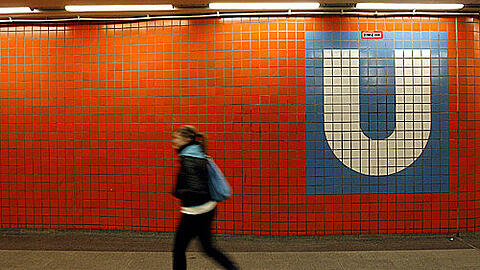 Zur U-Bahn wollte der Radler. Doch er folgte dem Umleitungsschild auf die Autobahn.