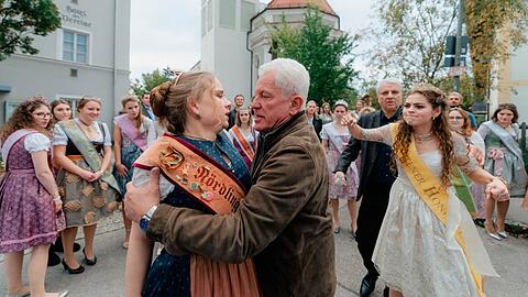 Ivo Batic (Miroslav Nemec, vorne) und Franz Leitmayr (Udo Wachtveitl) versuchen den Streit zwischen Annelie (Daria Vivien Wolf, vorne) und Toni (Lilly Wiedemann) zu schlichten.
