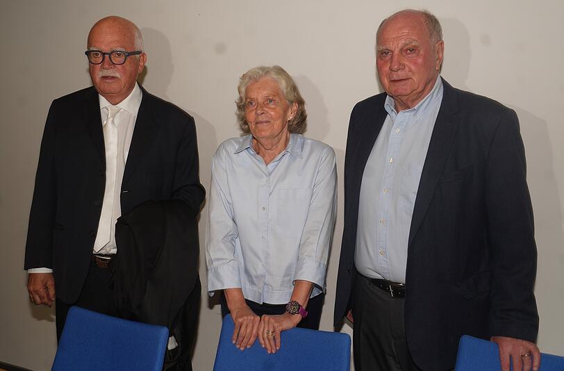Uli Hoeneß und seine Frau Susi werden in der Pappel-Posse von Dr. Peter Gauweiler vertreten. Uli Hoeneß und seine Frau Susi werden in der Pappel-Posse von Dr. Peter Gauweiler vertreten.