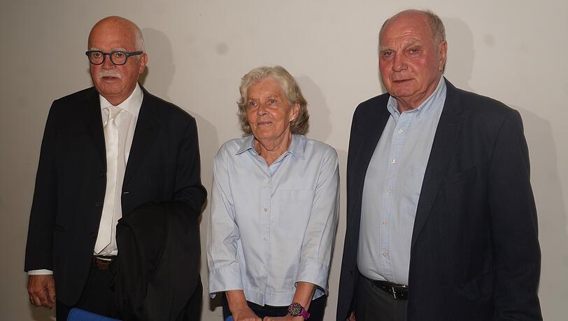 Uli Hoeneß und seine Frau Susi werden in der Baum-Posse von Dr. Peter Gauweiler vertreten. Bei der Verkündung war nur der Rechtsbeistand vertreten. Uli Hoeneß und seine Frau Susi werden in der Baum-Posse von Dr. Peter Gauweiler vertreten. Bei der Verkündung war nur der Rechtsbeistand vertreten.